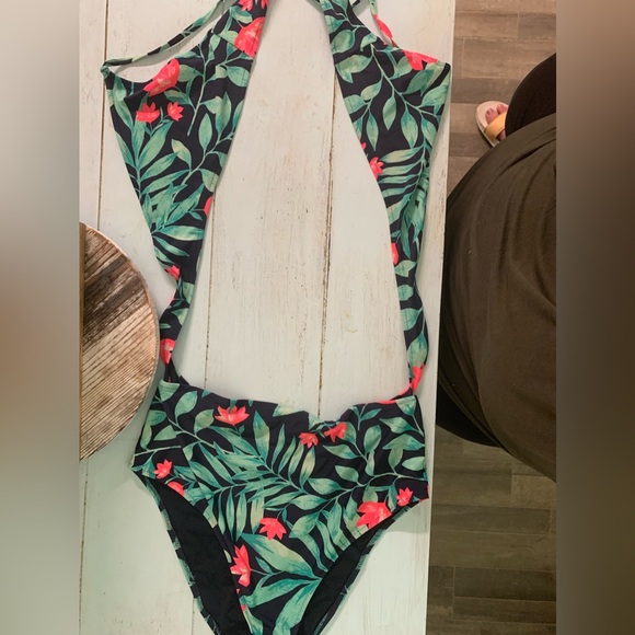 One Piece Aerie Swimsuit Size XL - Picture 2 of 8